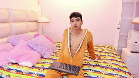 hottiie_guy online show from October 6, 6:49 pm