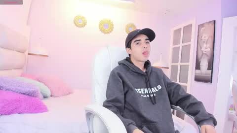 hottiie_guy online show from November 12, 12:16 pm