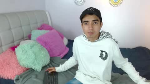 hottiie_guy online show from November 22, 12:15 pm