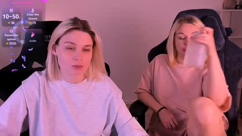 Nessie and Jessie online show from December 1, 5:02 pm