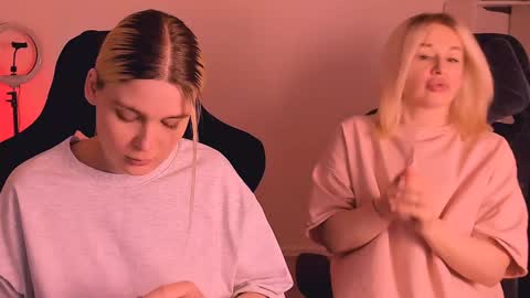 Nessie and Jessie online show from December 29, 1:28 pm