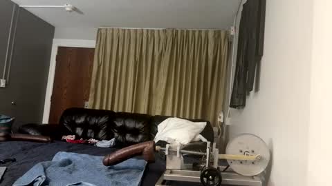 Snapshot of hungbttmboi92 chatting on December 19, 1:56 am SavageHouseKiTTy online show from December 19, 1:56 am