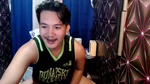 Snapshot of hunkylloyd chatting on December 18, 5:15 am hunkylloyd online show from December 18, 5:15 am