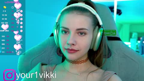 Snapshot of hustleebabyy_vikki chatting on January 8, 10:37 pm Vika online show from January 8, 10:37 pm