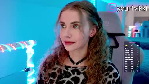 Snapshot of hustleebabyy_vikki chatting on November 10, 7:57 pm Vika online show from November 10, 7:57 pm