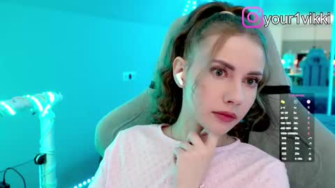 Snapshot of hustleebabyy_vikki chatting on November 11, 10:10 pm Vika online show from November 11, 10:10 pm