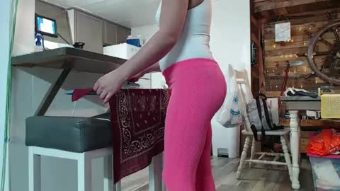 Snapshot of i_fetishize_u chatting on February 6, 9:28 pm ShortStuff online show from February 6, 9:28 pm