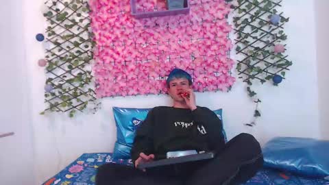 iam_lukas__ online show from September 15, 7:47 pm