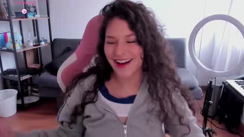 Snapshot of iam_nikki chatting on December 5, 6:48 pm On instagram Imm NikkiHelp me reach 100 likes online show from December 5, 6:48 pm