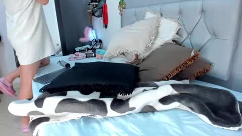 Snapshot of idaly_lovepussy chatting on December 28, 1:08 am idaly online show from December 28, 1:08 am