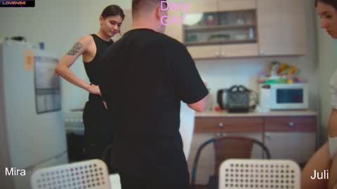 Julia and Mira online show from December 4, 9:40 am