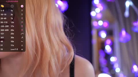 Snapshot of illegaldream chatting on December 18, 5:30 pm Lindsey and Candice online show from December 18, 5:30 pm