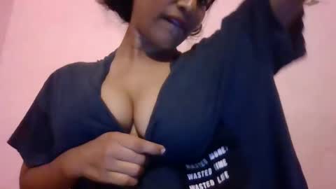 Snapshot of imlovelyrose chatting on December 4, 5:44 pm ROSE online show from December 4, 5:44 pm