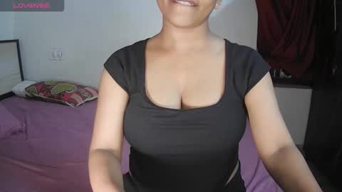 Snapshot of imlovelyrose chatting on November 8, 1:00 pm ROSE online show from November 8, 1:00 pm