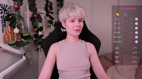 Mia online show from December 5, 5:50 pm