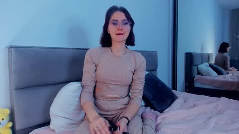 Kira online show from October 31, 4:13 am