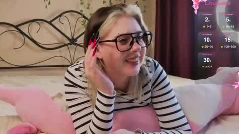 Snapshot of irissocute chatting on September 19, 8:27 am I am Cutie Iris3 online show from September 19, 8:27 am