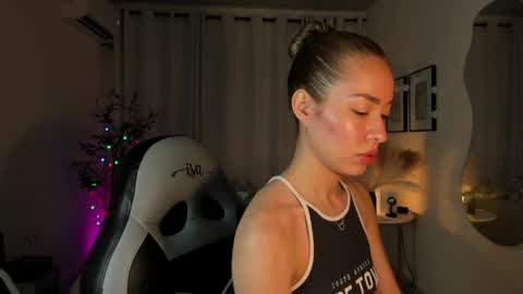 isa_____ online show from December 17, 10:11 pm