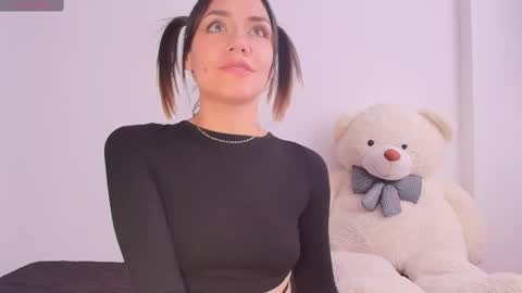 Isabella Laurentt  online show from February 13, 6:05 pm