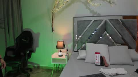 ISA ROUSE  online show from November 19, 2:22 am