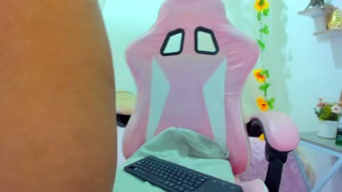 Snapshot of isabela_gonzalez_ chatting on January 7, 10:43 am ISA online show from January 7, 10:43 am