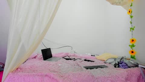 Snapshot of isabela_gonzalez_ chatting on January 22, 10:18 am ISA online show from January 22, 10:18 am