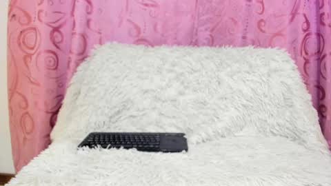 Snapshot of isabela_gonzalez_ chatting on September 18, 4:25 am ISA online show from September 18, 4:25 am