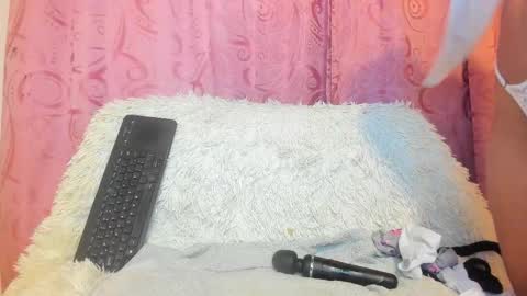 Snapshot of isabela_gonzalez_ chatting on November 3, 5:52 am ISA online show from November 3, 5:52 am