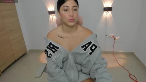 Isabella Thompson online show from October 14, 9:04 pm