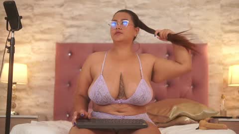 Snapshot of isabellmendez_ chatting on January 7, 11:24 pm IsabellMendez online show from January 7, 11:24 pm