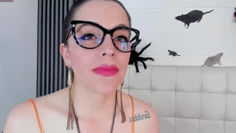 Isis Noir online show from October 11, 7:01 pm