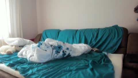 Issabelle online show from February 12, 8:27 am