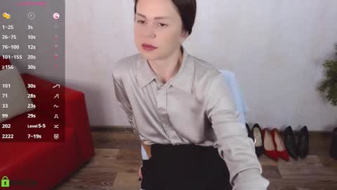 Queen of nylon  Victoria online show from November 6, 5:30 am