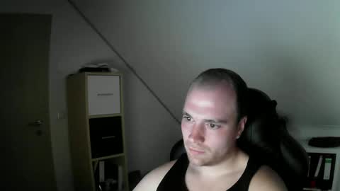 here4y online show from November 25, 9:15 pm