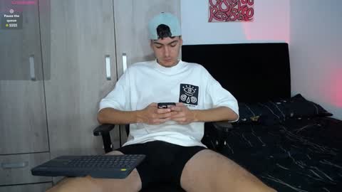 INDEPENDENT MODEL online show from February 5, 11:12 am