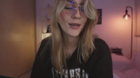 Linda Sofia help me get to 100 thumbs up online show from November 22, 4:00 am