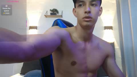 Hi guys im new 3 online show from October 18, 9:48 pm