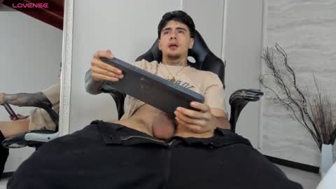 Snapshot of jamesdekker chatting on October 29, 4:15 am jamesdekker online show from October 29, 4:15 am