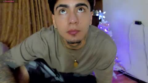 Snapshot of jamesdekker chatting on December 18, 3:23 am jamesdekker online show from December 18, 3:23 am