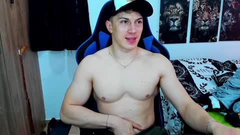 Snapshot of javiersexymann chatting on December 6, 8:29 pm Javier online show from December 6, 8:29 pm