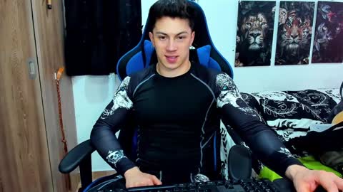 Snapshot of javiersexymann chatting on December 10, 9:00 pm Javier online show from December 10, 9:00 pm