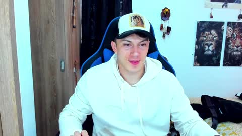 Snapshot of javiersexymann chatting on December 16, 5:33 pm Javier online show from December 16, 5:33 pm