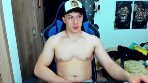 Snapshot of javiersexymann chatting on December 17, 12:34 am Javier online show from December 17, 12:34 am