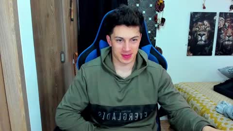 Snapshot of javiersexymann chatting on December 17, 9:27 pm Javier online show from December 17, 9:27 pm