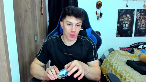 Snapshot of javiersexymann chatting on December 31, 4:04 pm Javier online show from December 31, 4:04 pm