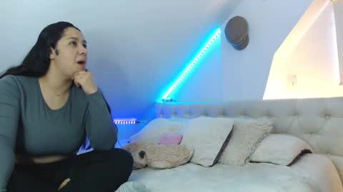 Jazmin and Scarlett online show from October 18, 11:00 am