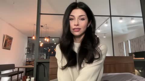 jennifer bones online show from December 1, 8:25 pm