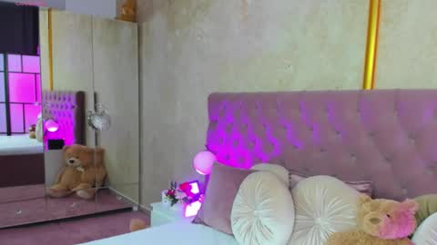 Jelisse online show from February 6, 7:07 pm