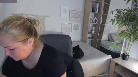 Jennifer online show from September 22, 7:27 pm