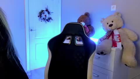 jess1ca_rabb1t online show from December 2, 11:12 am